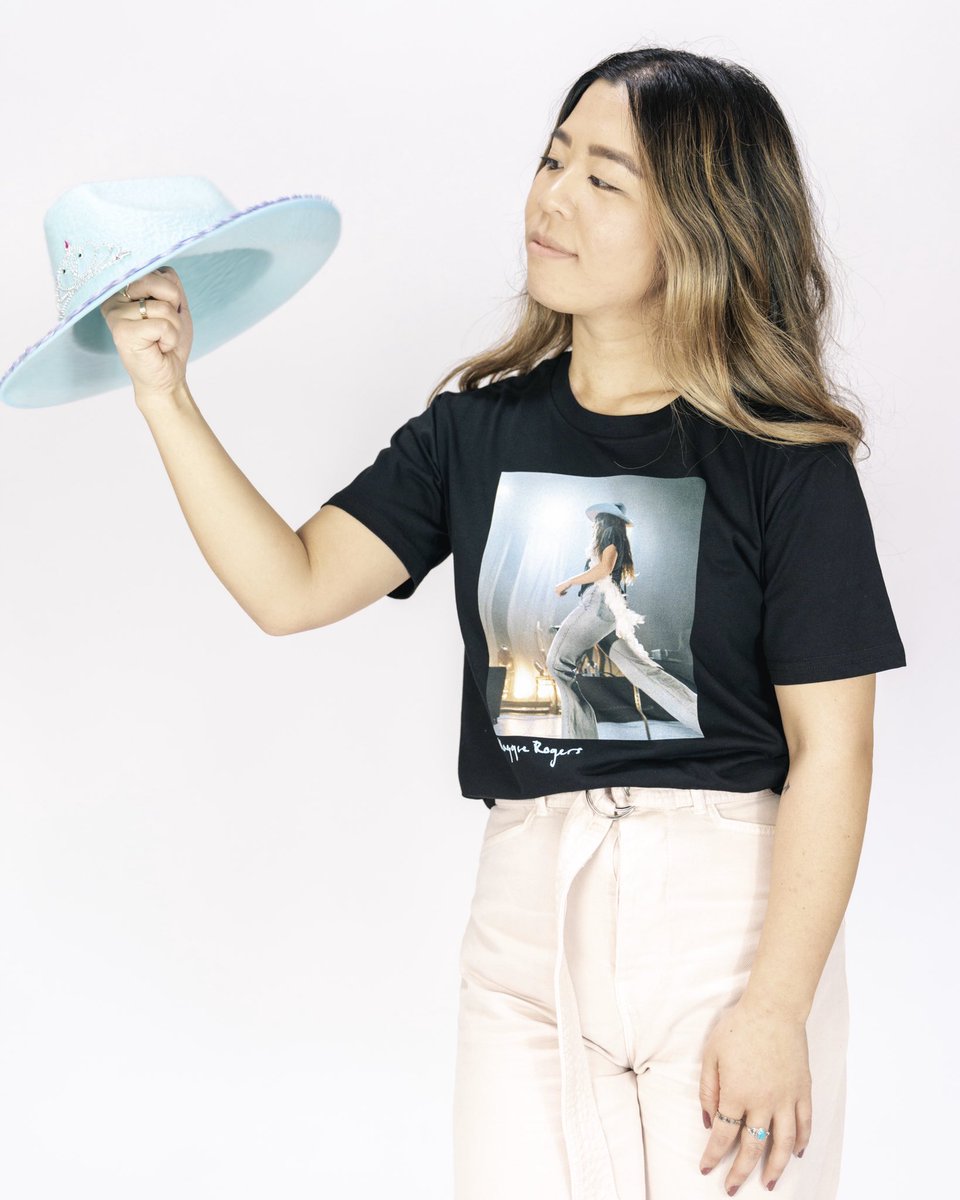 AllysonTa's tweet photo. look at this photograph #nickelback
all i do at work is think about making unofficial artist merch with my photos https://t.co/SfBoHeEFTJ