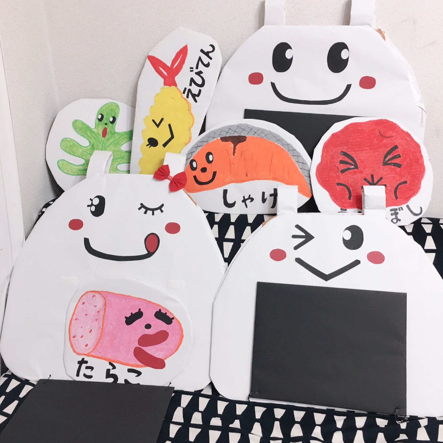 ちどりあし 今日のエア展示会は趣向を変えて ちびっこ達の前で披露した出し物衣装色々笑笑 ミッキー Amp ミニーちゃんとポニョのブレスレット これ着て歌いながらノリッノリでミッキーダンスするええ歳した大人はこちらですw エア展示会 ツイッター