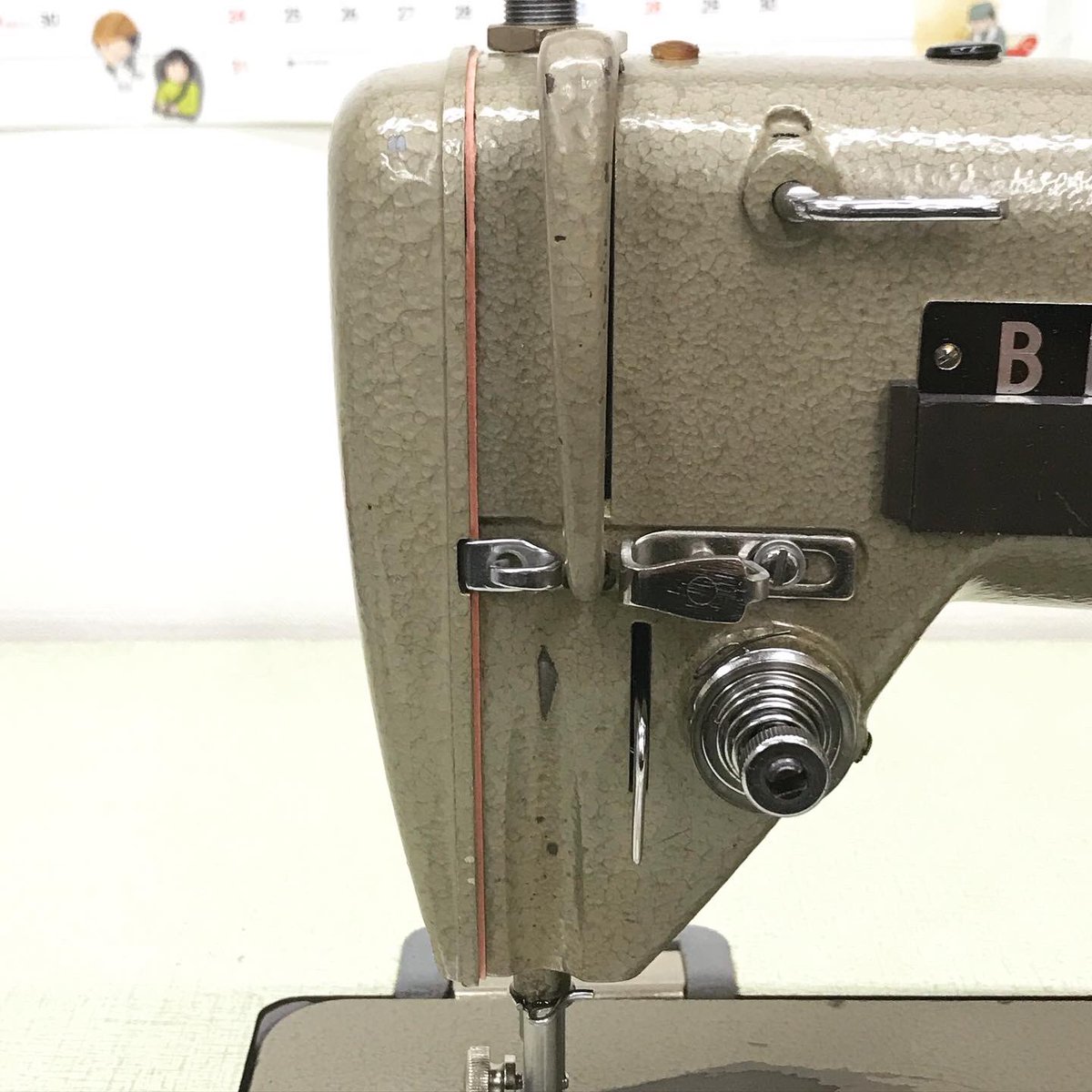 nakanishi402910's tweet photo. ミシンのパッキン作製。面板パッキンが傷んでましたので、モノタロウのパッキン素材を切り出して作製しました。古くて部品の出ないミシン、工夫して修理です。
#db2b755 #パッキン #モノタロウ #古いミシン #ミシン #工業用ミシン #舞鶴 #舞鶴市 #京都府北部 #中西洋服店 #ミシン修理 #リペア #修理 https://t.co/thQaQYJxXG