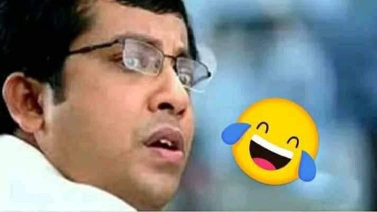 itshijas's tweet photo. *டீச்சர் கேட்காமலே ஹோம் ஒர்க்  நோட்டை முதல் ஆளாய் டேபிளில் வைக்கும் மாணவனே பின்னாளில் அலுவலகத்தில் அனைவரையும் போட்டுக் கொடுக்கும் அதிகாரியாக மாறுகிறான்*😆😜🤣 *யாரோ சொன்னது* https://t.co/iYD70T92CC