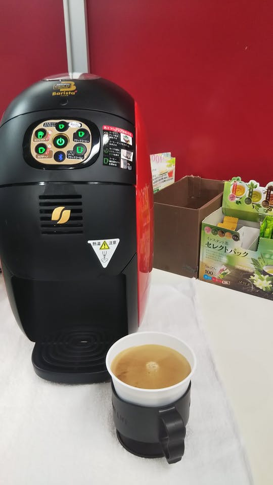bokuranoashita's tweet image. 皆さん、こんにちは!
#Javaプログラミング 研修室には、
実は 無料の #コーヒーサーバー があります。
が!!
大人気過ぎて、先週は豆が切れてしまいました。
そんな無料ドリンクコーナーですが、
コーヒーが入荷しました♪
受講生の皆さんも、なんだか嬉しそう…な?
#新型コロナウィルス #桜祭り