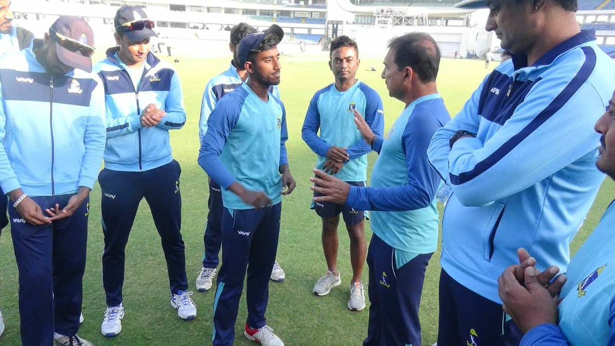 CabCricket's tweet photo. Bengal coach #ArunLal handed over the debut cap to #SudipKumarGharami today before the start of #RanjiTrophy final against #Saurashtra today at Saurashtra Cricket Association Stadium.
#CAB
#SAUvBEN
#SupportTeamBengal https://t.co/tkdpCpspnj