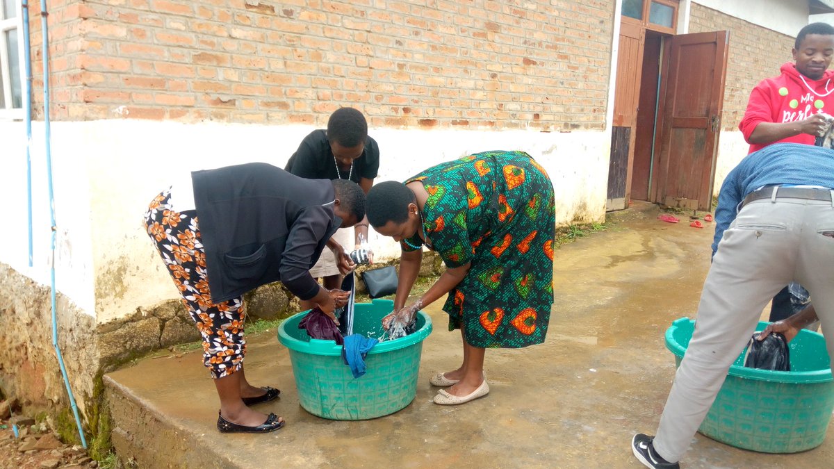 CharityGiving's tweet photo. Nguo za watoto zilifuliwa pia https://t.co/hKXFujJmVL