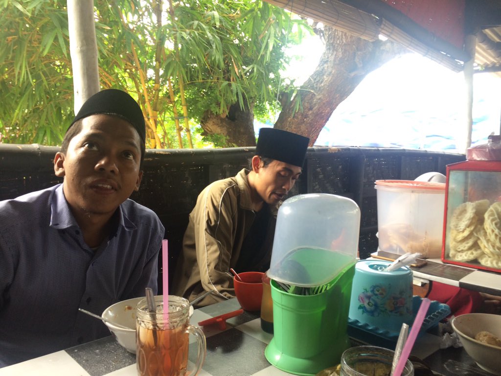 KangNadjib's tweet photo. Ditraktir dewan mustasyar bapak @HasyimMQ dan bopo @Isytihar 

#widjaja https://t.co/PnB6V1AEKG