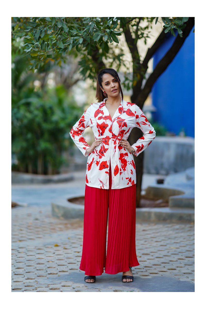 anusuyakhasba's tweet photo. She's the kind of queen that knows that her crown isn't on her head but in her soul. - Adrian Michael.
For #ThallaPellama #tonyt 9:30pm onwards on @GeminiTV !!
Outfit &amp; Styling by @Gauri_Naidu 😍
#SuitSeries from #AnasuyaXGauri 🧿 #GauriXAnasuya
PC: @Valmikiramu2 🤩 https://t.co/cxufxeWwWZ