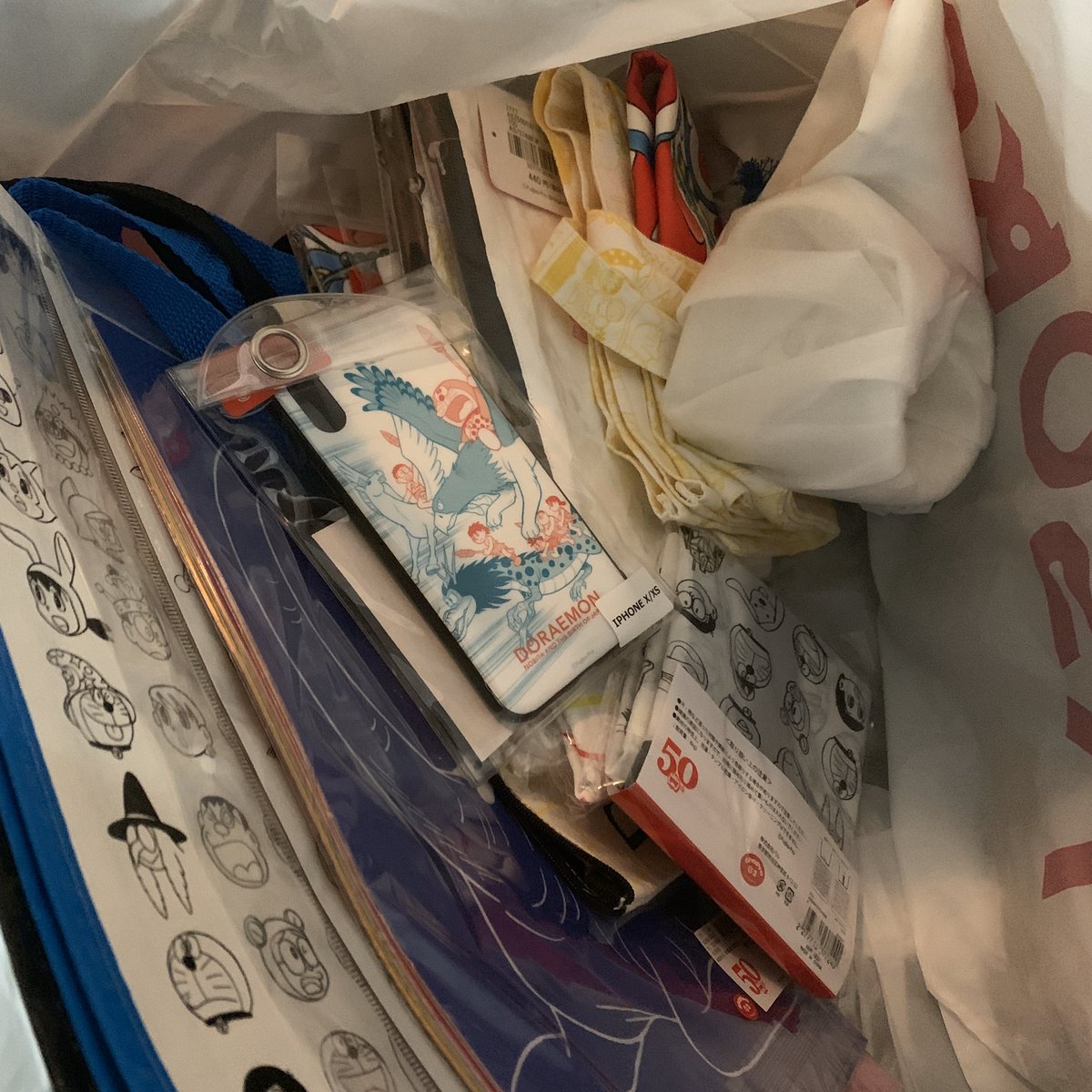 はぁたん V Twitter Asokoグッズ重たいから置いてこよ W とりあえずスマホケース付けたいけどインスタに載せたいからまだ我慢