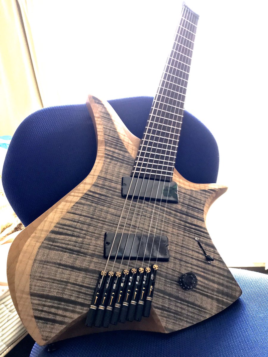 tema_djent's tweet photo. 完成！！
8弦ファンフレヘッドレスギターです！
僕が大好きなの全て詰め込みました

しかし、初めてヘッドレスを作った為、細部はボロボロです...(´TωT｀)
まぁでも、カッコイイからどうでもいいですわ← https://t.co/2cSupJUsqK