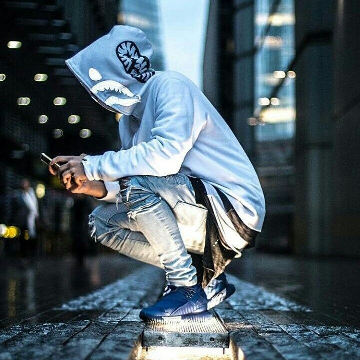 إني كرهت من البرية آربعة..
متملق يبغي الهوان وإمعه..
ومنافق يبدي المودة كاذبا..
ومداهن جعل الثلاثة مرتعه..
وكذا عشقت البرية آربعة..
متعلم يبغي الجمال ويجمعه..
وحكيم قول في الأنام وصادق ..
وأنيس قلبٍ جاء بالدنيا معه ..
#عسل_وعافيه