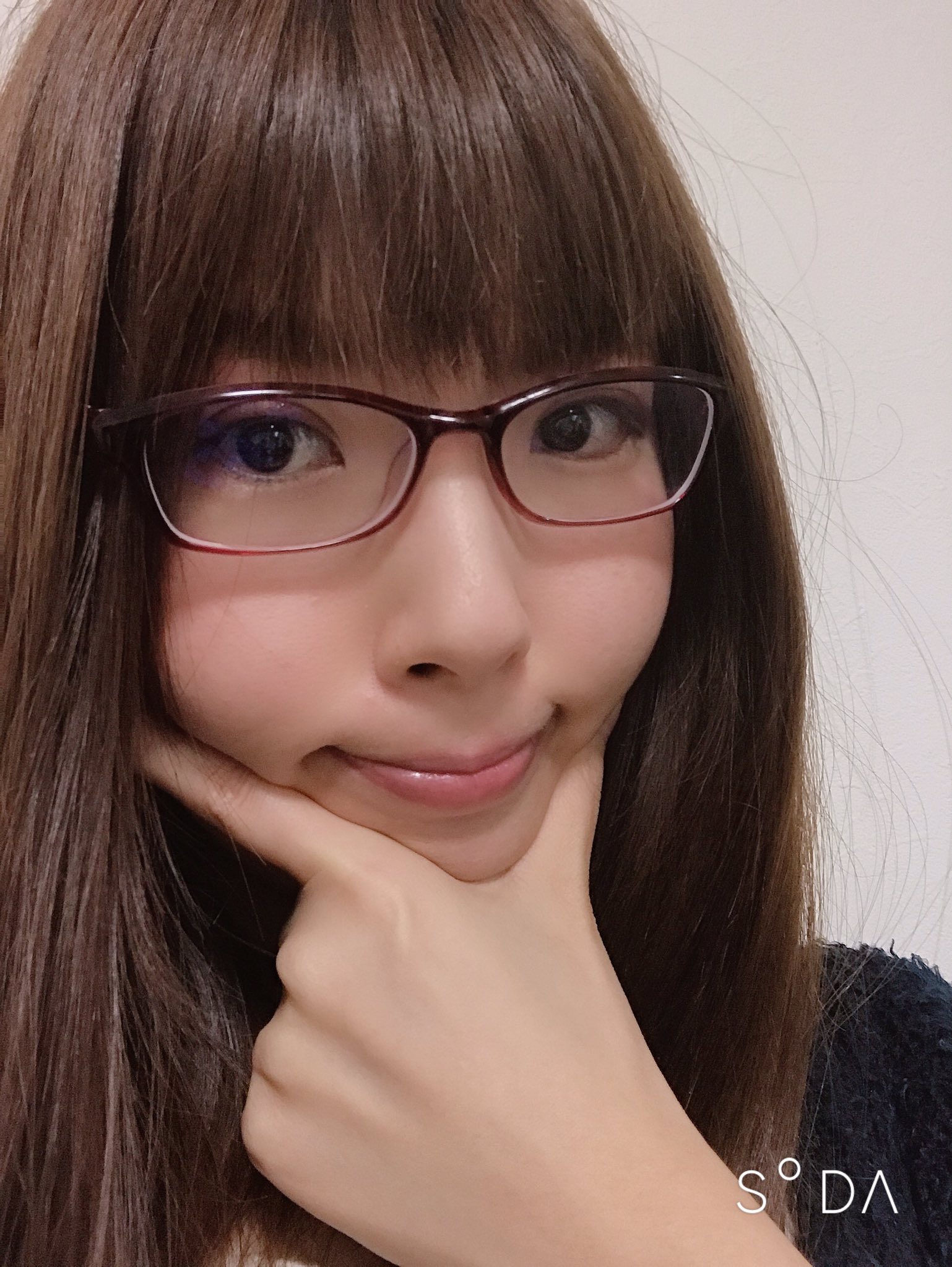 八尾坂 成美 やおさか なるみ パスポート を取得するために 写真を撮りに今からいくんだけど とりあえず普通のコンタクト持ってないから眼鏡で外出ますー 丸いメガネとか可愛くていいんだけど 壊滅的に似合わない 笑 面長女子にはこのぐらいのメガネが