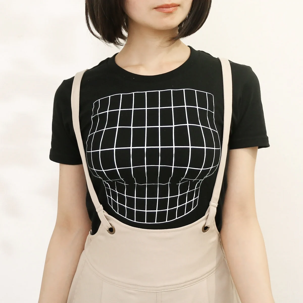 貧乳に朗報！！着るだけで巨乳になる服現るｗｗｗ