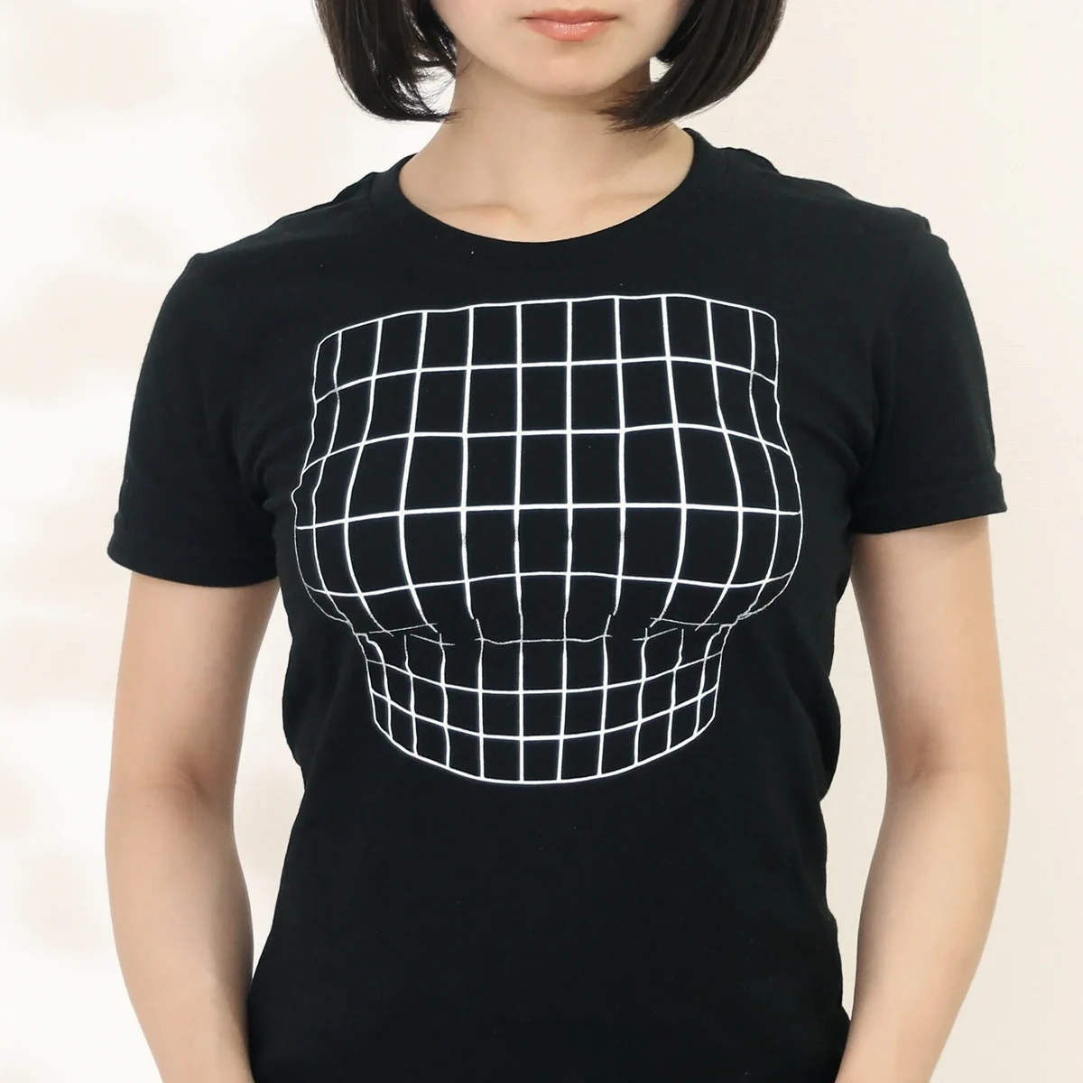 貧乳に朗報！！着るだけで巨乳になる服現るｗｗｗ