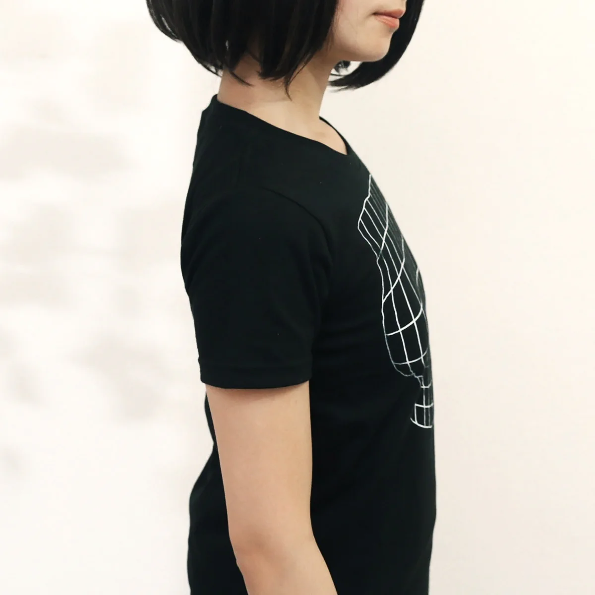 貧乳に朗報！！着るだけで巨乳になる服現るｗｗｗ