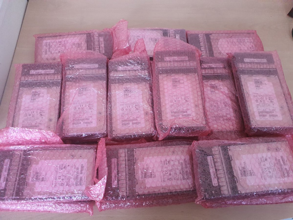 WebUp_ES's tweet image. Hoy toca montaje de la nueva cabina de discos para el nuevo sistema #Cloud
24 x 600GB 😁