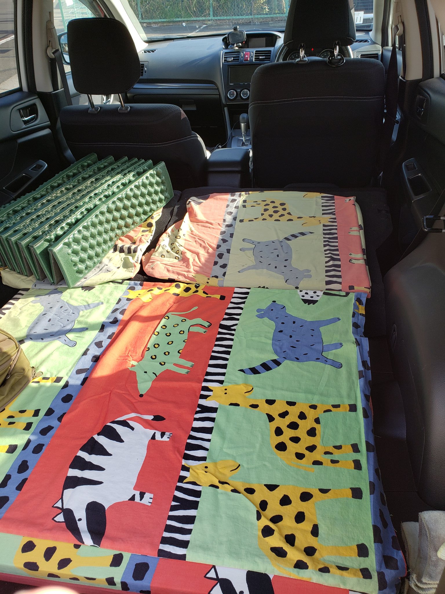 なぎお インプレッサスポーツgp7フルフラット化計画 一旦完了 厚さ3 Cmの発泡スチロールみたいなやつを2枚重ねるとわりとちょうど良い高さになります そこに適当な木材で天板としました いや これは寝やすい笑笑 インプレッサスポーツ インプレッサ