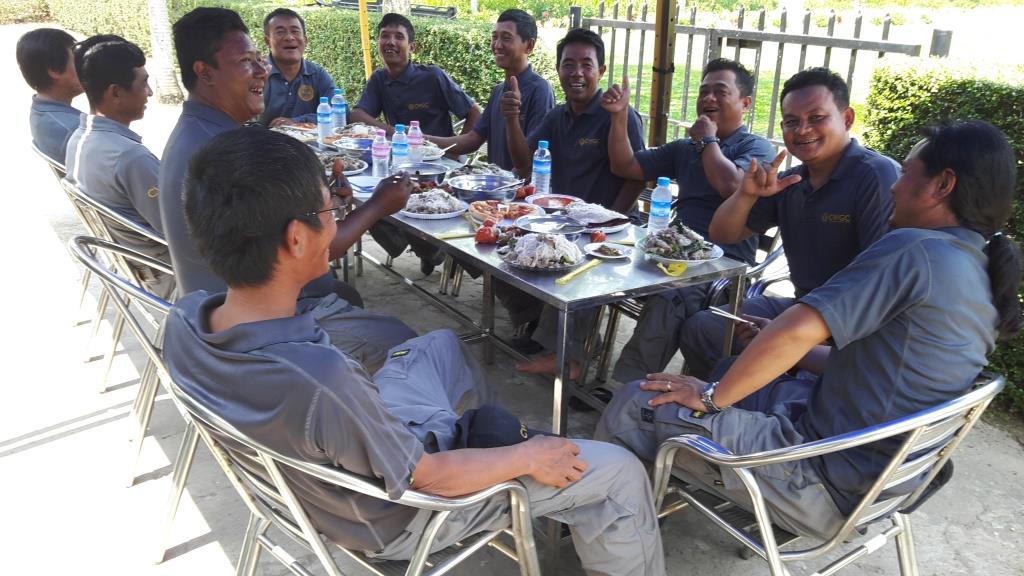 ThetMon8's tweet photo. Staff from Rangoon and Taukkyan War Cemetery team having Commonwealth Day Breakfast together at Taukkyan War Cemetery https://t.co/h3PNvy61P8