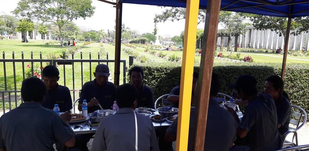 ThetMon8's tweet photo. Staff from Rangoon and Taukkyan War Cemetery team having Commonwealth Day Breakfast together at Taukkyan War Cemetery https://t.co/h3PNvy61P8