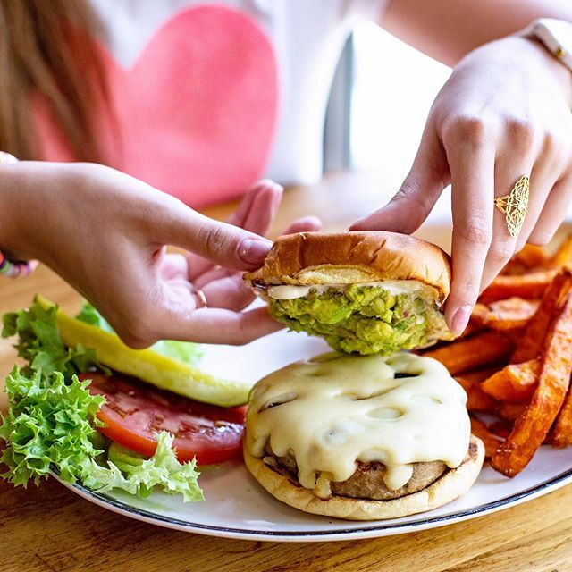 BlackTapKSA's tweet photo. دلّع نفسك مع بلاك تاب.. 🍔 the ultimate TREAT #blacktapksa #blacktapthat #burger https://t.co/iNU3WIw6Yr https://t.co/nRrDHjKIky