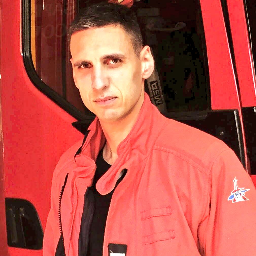 SoldatsdufeuMag's tweet photo. [#TeamSFm] Alain Bailloux. Ce passionné d’histoire débute sa carrière comme JSP, en1989. Puis devient SPV aux @SDIS60 et #SDIS95. Il intègre la BSPP et commande depuis 2019 le CS Plaisance à Paris. Chroniqueur pour SFm et Allo18 il a écrit les livres @LeJargonPompier 🔥 https://t.co/BdSadZdBNC