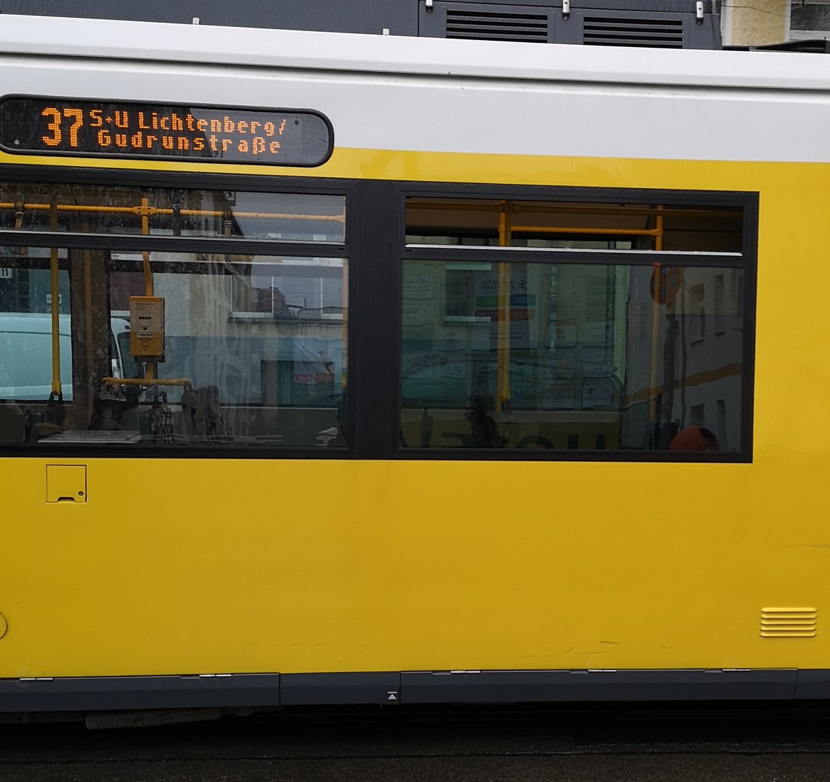 herrvonm's tweet photo. @BVG_Tram Hallo, Wagen 1506 auf der 37 testet scheinbar n neues Lüftungskonzept. Ist bei Regen unpraktisch. Fahrer konnte man nicht informieren. https://t.co/24W8ZBPiir