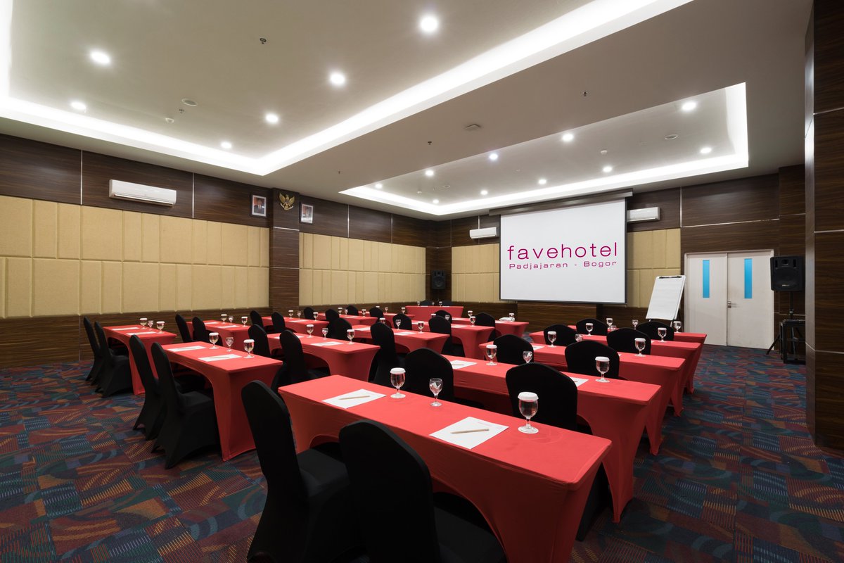 favePadjajaran's tweet photo. The right venue makes all the difference to a business meeting.
Our experienced team will help you to create a tailor-made package to fit your budget, please contact us: + 62 251 835 6100.

#ArchipelagoInternational #favehotels #favehotelpadjajaranbogor #event #mice https://t.co/8CJl96ZkFi
