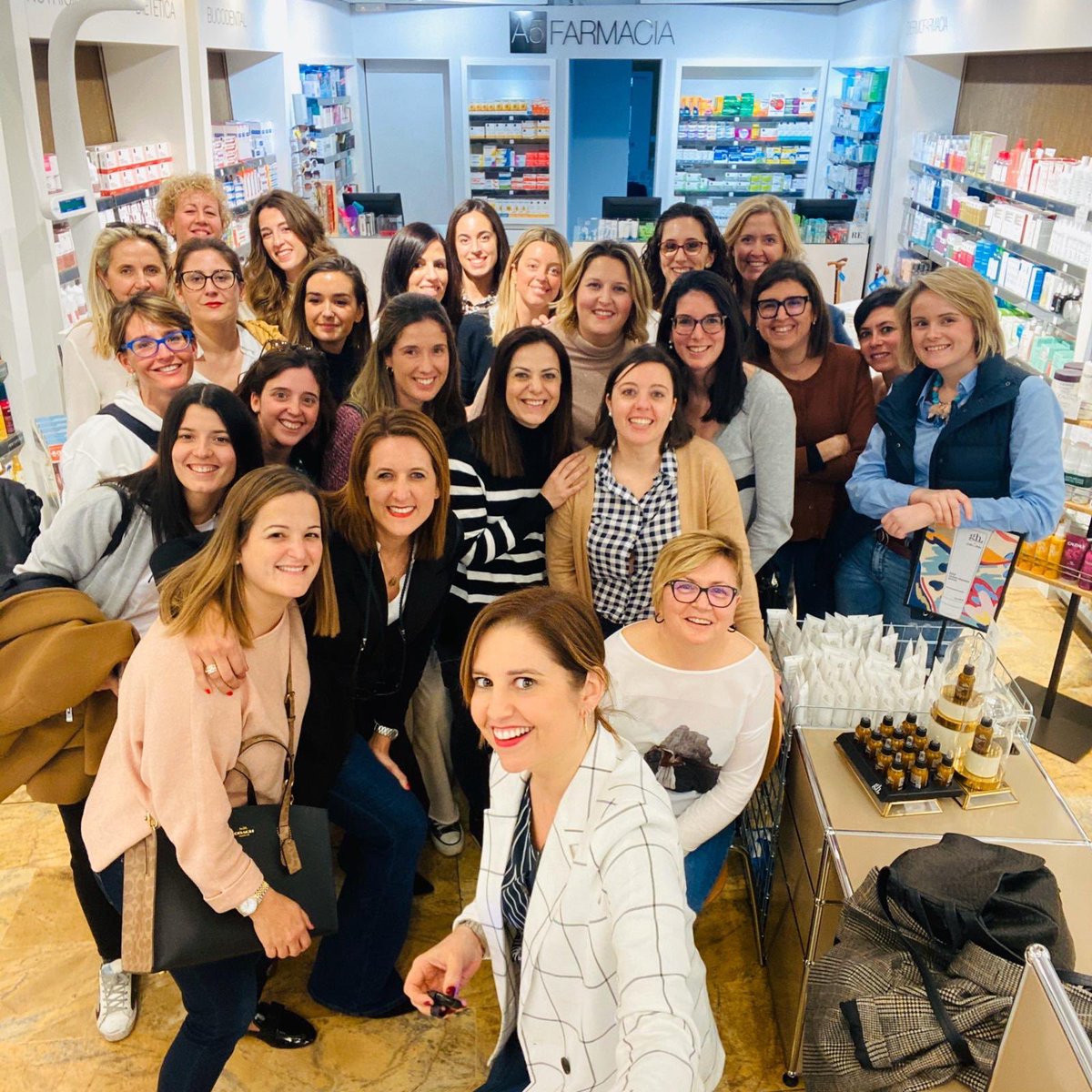 gemaherrerias's tweet photo. Este fin de semana para celebrar el día mujer nos lo hemos pasado trabajando en curso #dermofarma en A5. Aprovecho para felicitar a todas las mujeres, y especialmente a todas las farmacéuticas, ya que la contribución de la mujer es clave en nuestro sector. Más 70% somos mujeres. https://t.co/25d2DtEUM1