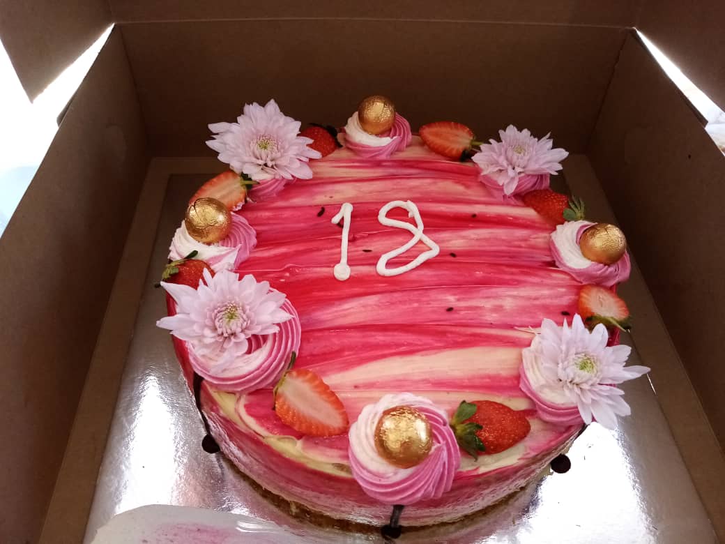 cakemanbw's tweet photo. #CakeCrushMondays we crushing😍 and in love💞 with this birthday cake🎂 we made for one of our clients. Order yours today, starting at only P350. #SupportBW🇧🇼Business

Enquire or order via call/whatsApp📱+267 72 11 6385. Instagram @cakemanbw or CakemanBW on Facebook. https://t.co/XlJUTioVJ8