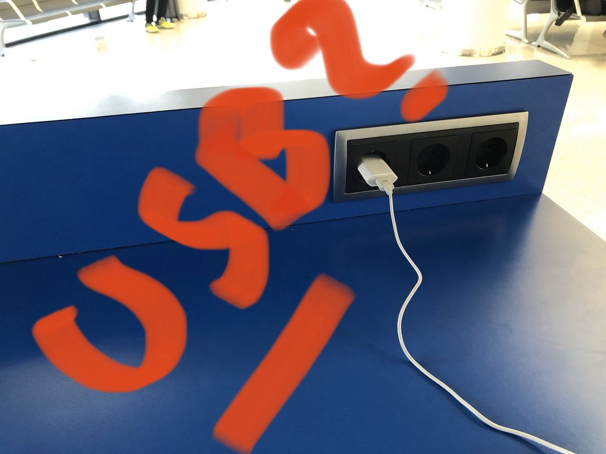 Rayo3mil's tweet photo. #PMI AEROPUERTO DE PALMA DE MALLORCA.  Sin cargadores #USB en zona de embarque. https://t.co/yOJhUZ6fC7