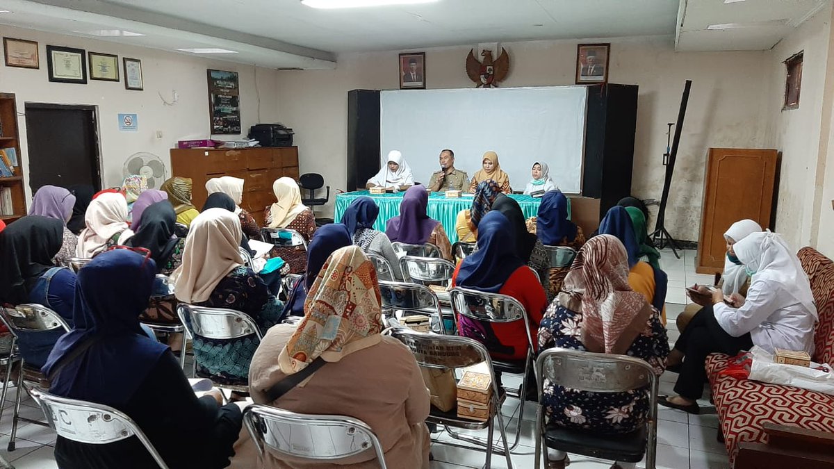 PKK_DC's tweet photo. Evaluasi dan Pembinaan Administrasi Posyandu (sip) dalam rangka Persiapan Lomba Posyandu bersama UPT Puskesmas Garuda bertempat di Aula Kelurahan Dunguscariang. Senin, 09 Maret 2020 

@OdedMD @kangyanamulyana @pembdg @humasbdg @PKK_KotaBDG @kecamatanandir #Dcberkibargemilang https://t.co/V7uS6S1lPm
