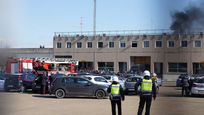 Pietà per i detenuti. E rispetto per la loro sofferenza. Sì, anche la loro vale la nostra, per quanto abbiano sbagliato. Perché la dignità umana è una e una sola. Oggi più di ieri il grado di civiltà del paese si misura dalle sue carceri.
#COVID2019 #Carceri