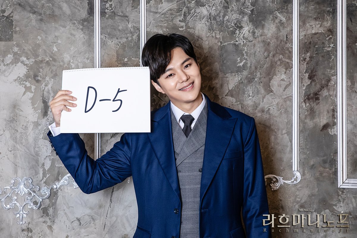 HJCULTURE's tweet image. "인사가 많이 늦었네요.
정신의학자 니콜라이 달입니다.
차가운 이름의 직업이죠?"

달 박사님을 만나기까지
#D_5🎻 #임병근

#뮤지컬 #라흐마니노프
2020.3.14-6.7
예스24스테이지 1관

✔️인터파크 bit.ly/2Hadw03
✔️YES24 bit.ly/2uBspFQ