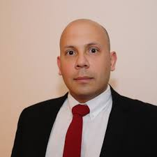 PaulBismuth2's tweet photo. Bruno Ménard (alias Citoyen de Cholet), après s'être pris une fessée par les journalistes (une fois de plus), a la particularité avec ses tweets  de toujours couper les cheveux en quatre! C'est fou ça! https://t.co/qkcshUvKa0