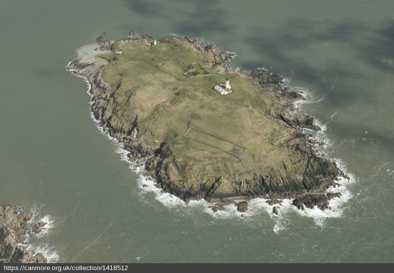 #SiteOfTheWeek

Lit 1st Jan 1843, the lighthouse on Little Ross Island was the 1st of catadioptric type, hailed as one of the 3 'best revolving lights in the world'.
Its history was tainted by the tragic murder of its lightkeeper in 1960 however, after which it was made automatic