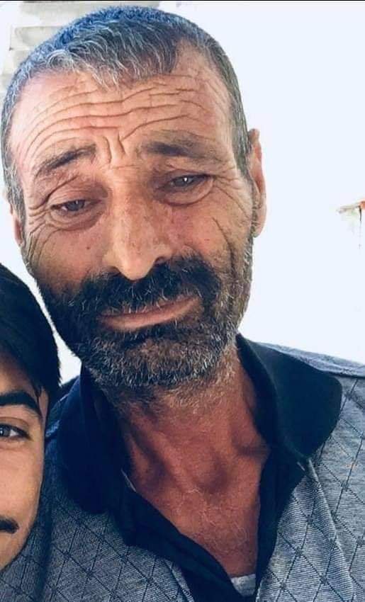 İşten çıkartıldı oda ailesine bakabilmek için her zaman olduğu yine ırgatlık yapmaya gitti ama dönüş yolunda tirafik kazası geçirdi...Mazlum yüzünde ne çok acı var kurban olduğum...