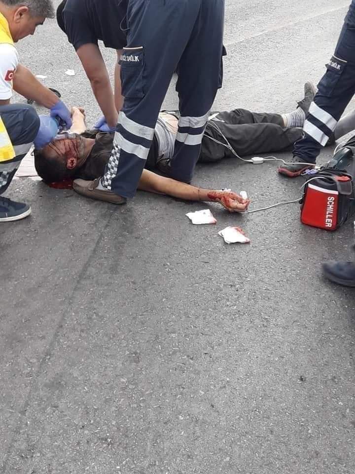 Nihan_ozkul1919's tweet photo. İşten çıkarılmıştı, ailesine bakabilmek için amelelik yapmaya gitti, dönüş yolunda trafik kazası geçirdi.
Çocuğu ile gülümsemeye çalıştığı fotoğraflardan biri.Hayat öylesine acımasız izler bırakmışki, gülümseme çabası küçük bir iz olarak kalmış yüzünde.😢
 https://t.co/VWBBX7dkVz