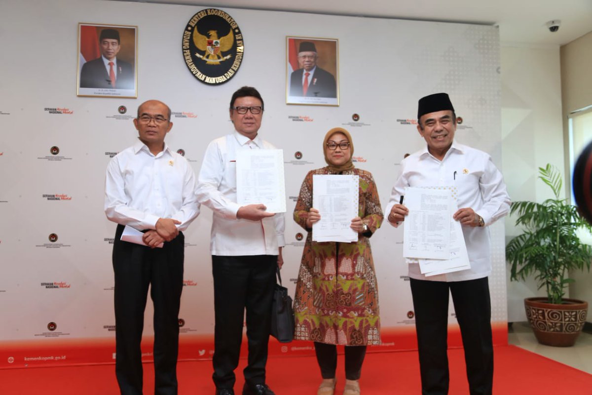 Kemenag_RI's tweet photo. Pemerintah menambah 4 hari libur cuti bersama tahun 2020, yaitu: a) 28 dan 29 Mei sebagai Cuti Bersama Hari Raya Idul Fitri 2020; b) 21 Agustus sebagai Cuti Bersama Tahun Baru Hijriyah; dan c) 30 Oktober sebagai Cuti Bersama Maulid Nabi Saw

https://t.co/MRWQ9qtHSd https://t.co/nXpSnyxI4V