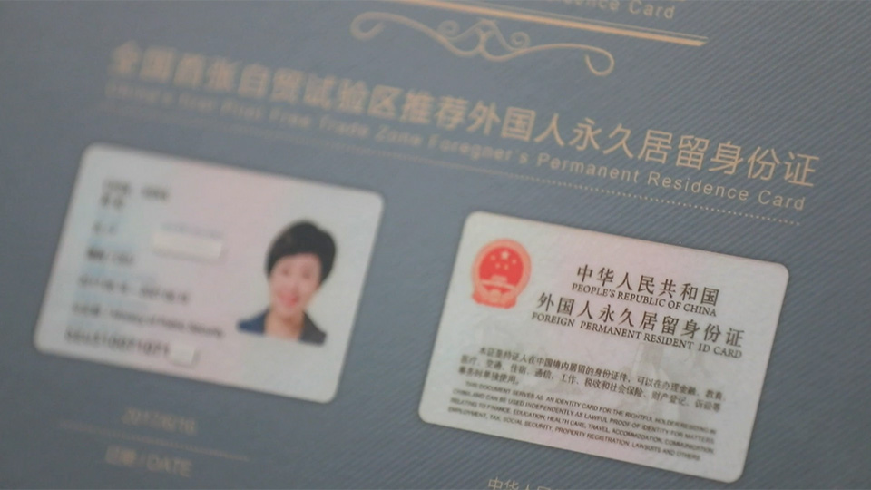 【视频——【秒懂】“外国人永居管理条例”为何引发争议？】支持者认为，吸引更多外国人才来中国定居，能帮助中国更好地争夺国际人才，实现经济转型升级。反对者则担心，拥有永居权的外国人，可能会获得隐性的“超国民待遇”。ftchinese.com/video/3403?cco…