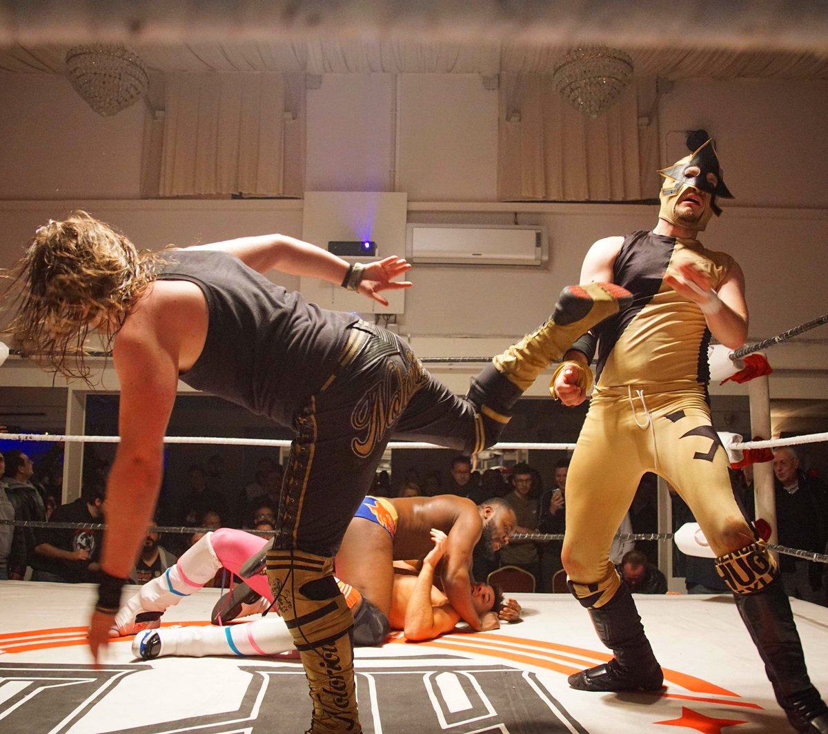 RavageCatchFr's tweet photo. Si on devait résumer mon retour hier à l'@APCcatch... SUPERNIOUK PARTY!
#ole #ravage #ravageestla #prowrestling #apc #catch #catchfr #luchalibre #mask #aplusplayer #goldtrainer #training #match #hardcore #frenchhugstyle #frenchhugcore #niouks #niouks #nioukmasquer https://t.co/is10MS2Oe5