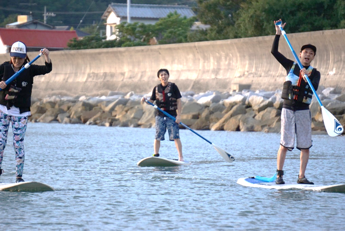 社会福祉hero S ヒーローたちもしっかり休日を満喫しています 職員がマリンスポーツ を楽しんでいる様子を施設からご利用者も見物して楽しんでいます 小豆島ならではの休日の様子はこちらから ふくしの休日 施設の前でマリンスポーツを満喫 In