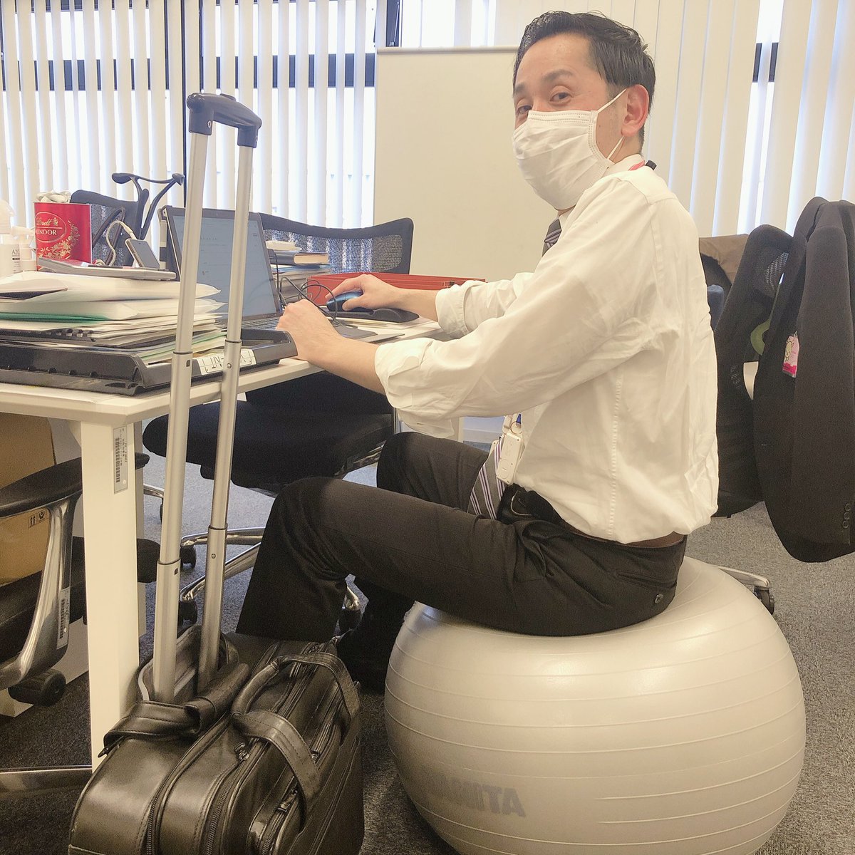 株式会社タニタ 家で手軽にエクササイズができるタニタの ジムボール タニタ社長もこのテンションです ぜひご活用ください ﾟwﾟ ﾉ T Co L6jzuqt37m