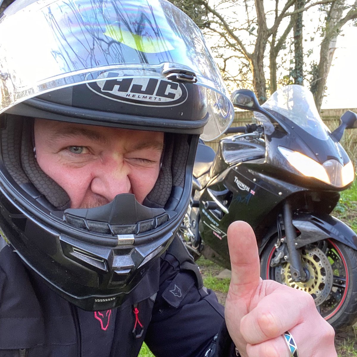 justingetsabout's tweet photo. Monday morning... let’s ‘ave it! #HappyMonday #ride5000miles #r5k @MCNnews https://t.co/N6gkPLmUKP