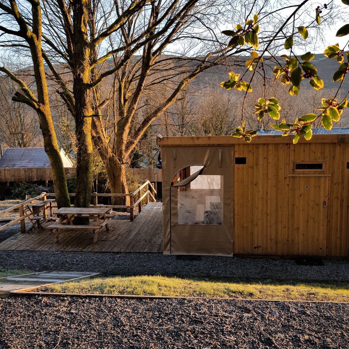 Mae’r hyn oedd unwaith yn ardal wedi gordyfu a heb ei defnyddio bellach yn <a href="/RoostMerthyr/">Roost Merthyr Tydfil</a>, cartref i gabanau cynnes a chyfforddus, gyda golygfeydd dros y cwm a'r nant gyfagos.

Y lle perffaith i ymlacio ac ailwefru ar ôl diwrnod llawn gweithgareddau ✨