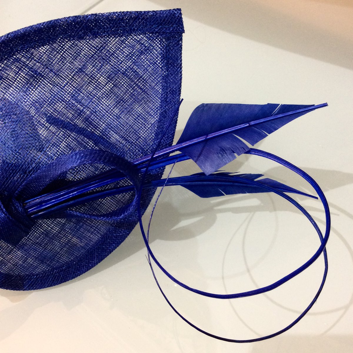 Fabhatrix's tweet image. These beautiful feathers look stunning in this royal blue fascinator.
No appointment needed @fabhatrix #hatshop 
#uniquehats #feathers #fascinator #occasionhats #wedding #gardenpartyhat #racedayhat #ladiesdayhat #hats #headwear #millinery #ladiesaccessories