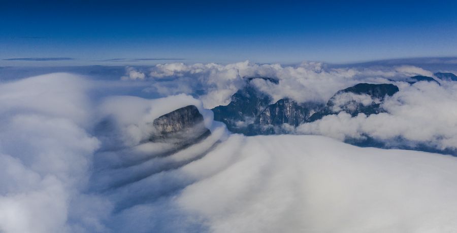 TrailsChina's tweet photo. You can just see the peaks of #Tianmen Mountain breaking through the clouds. ⛰️ 📸 By @XinhuaTravel https://t.co/rgcnjeGDlu #China #Travel #mountains https://t.co/zLTGgzYwe1