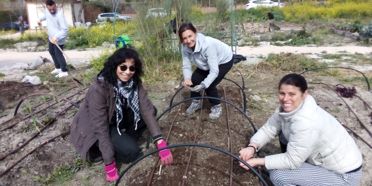 Humana3C's tweet photo. Puesta a punto de la huerta y preparacion de los semilleros del progama #Humana3C en San Agustín del Guadalix. #Colaborar #Semillas #CrearComunidad https://t.co/LTF2cEcaXA