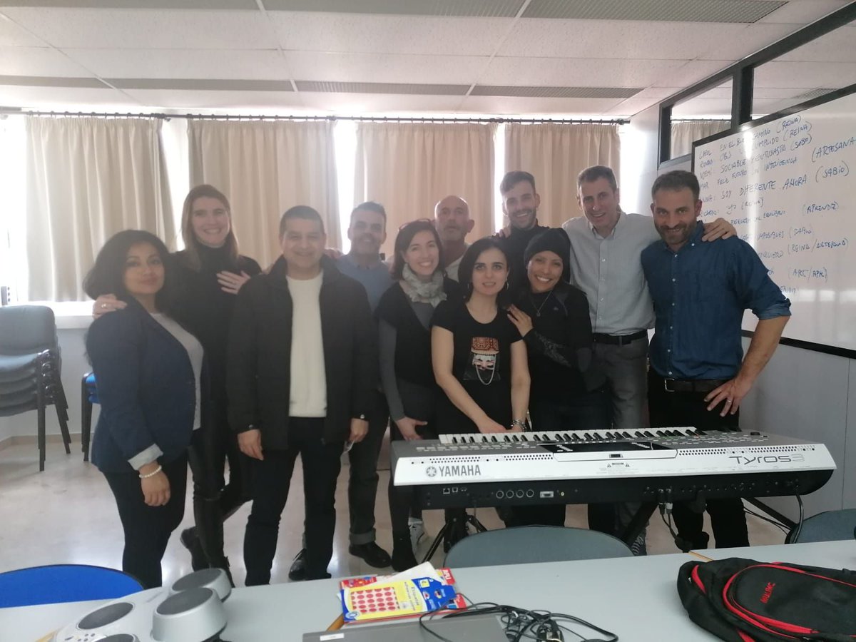 grupcief's tweet photo. El alumnado del Certificado de Profesionalidad de Gestión Comercial de Ventas hizo una sesión de comunicación y expresión de las emociones a través de la música.

¡Sin duda lo pasamos genial! 🎶 😊 https://t.co/AXK5o5f8xj
