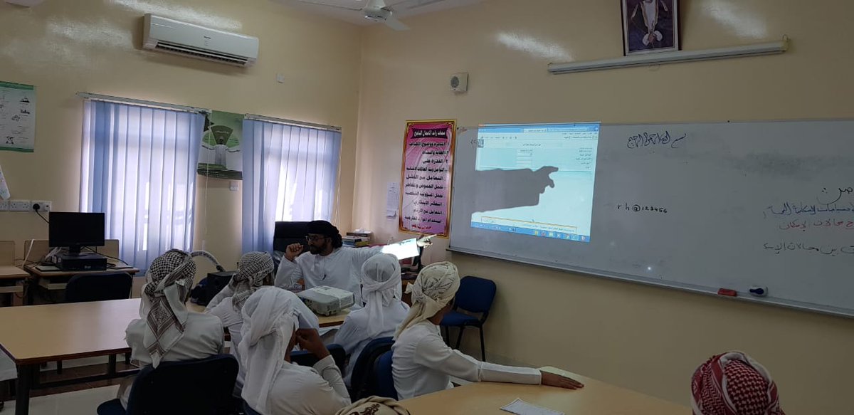 شرح طريقة إدراج خيارات الطلبة للمواد الدراسية في البوابة التعليمية، وتسليم اسم المستخدم وكلمة المرور لطلبة الصف العاشر والحادي عشر بالتنسيق بين أخصائي قواعد البيانات الأستاذ محمد البلوشي وأخصائي التوجيه المهني الأستاذ طارق المعمري