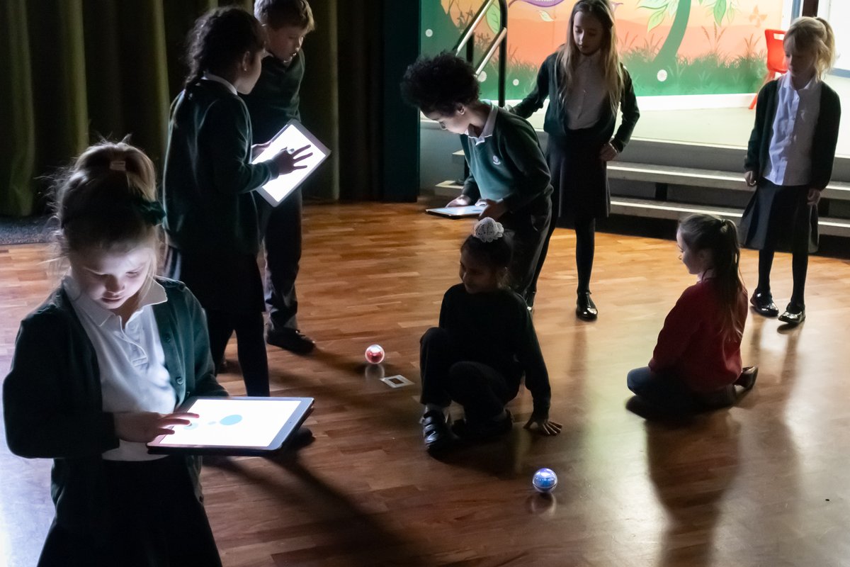 aveea_org's tweet image. The #SpheroBolts are so bright when the lights are out - awesome ambience at @Riversideps1. It was a nice little introduction to the world of robotics, little did our KS1 pupils know they were going to be programming the week after 😂😅@SpheroEdu @Sphero #EverydayIsASchoolDay