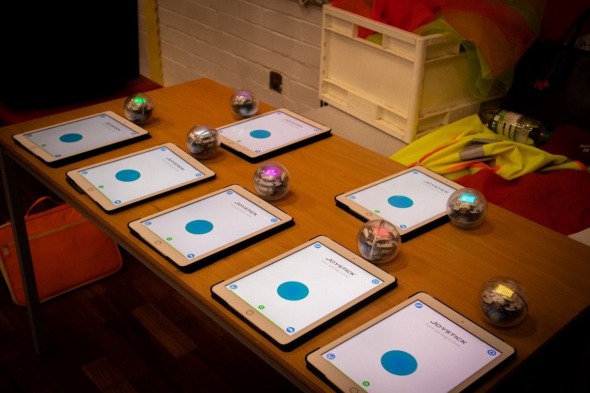 aveea_org's tweet image. The #SpheroBolts are so bright when the lights are out - awesome ambience at @Riversideps1. It was a nice little introduction to the world of robotics, little did our KS1 pupils know they were going to be programming the week after 😂😅@SpheroEdu @Sphero #EverydayIsASchoolDay