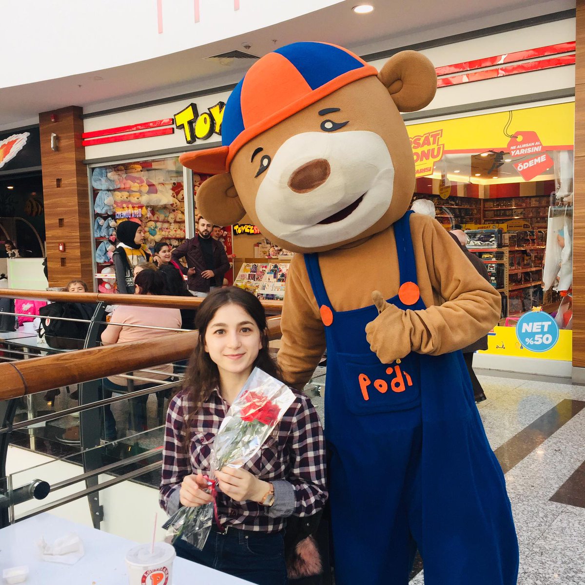 Kırıkkale Podium Avm'de 8 Mart Dünya Kadınlar gününde kadınlarımıza çiçek dağıttık ve eğlenceli bir haftasonu geçirdik. 🌸

#kırıkkalepodium #kırıkkalepodiumavm #podi #podiumavm #haftasonu #avmetkinlik #8MartKadınlarGünü #8Mart #kadınlargünü