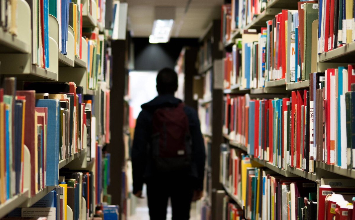 EtatBrunMB's tweet photo. Notre gouvernement a voté une nouvelle loi où nous avons décidé d’interdire les livres qui ne contiennent à aucune reprise le mot “brun”. Nous remercierons tout citoyen qui nous aide. https://t.co/9AD2G9legM
